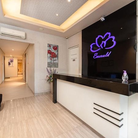 Life Emerald Hotel Сурабая Екстериор снимка