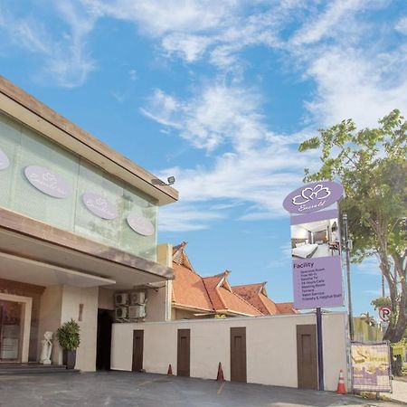 Life Emerald Hotel Сурабая Екстериор снимка