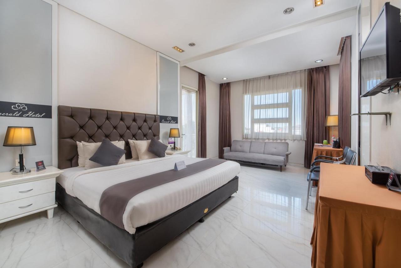 Life Emerald Hotel Сурабая Екстериор снимка