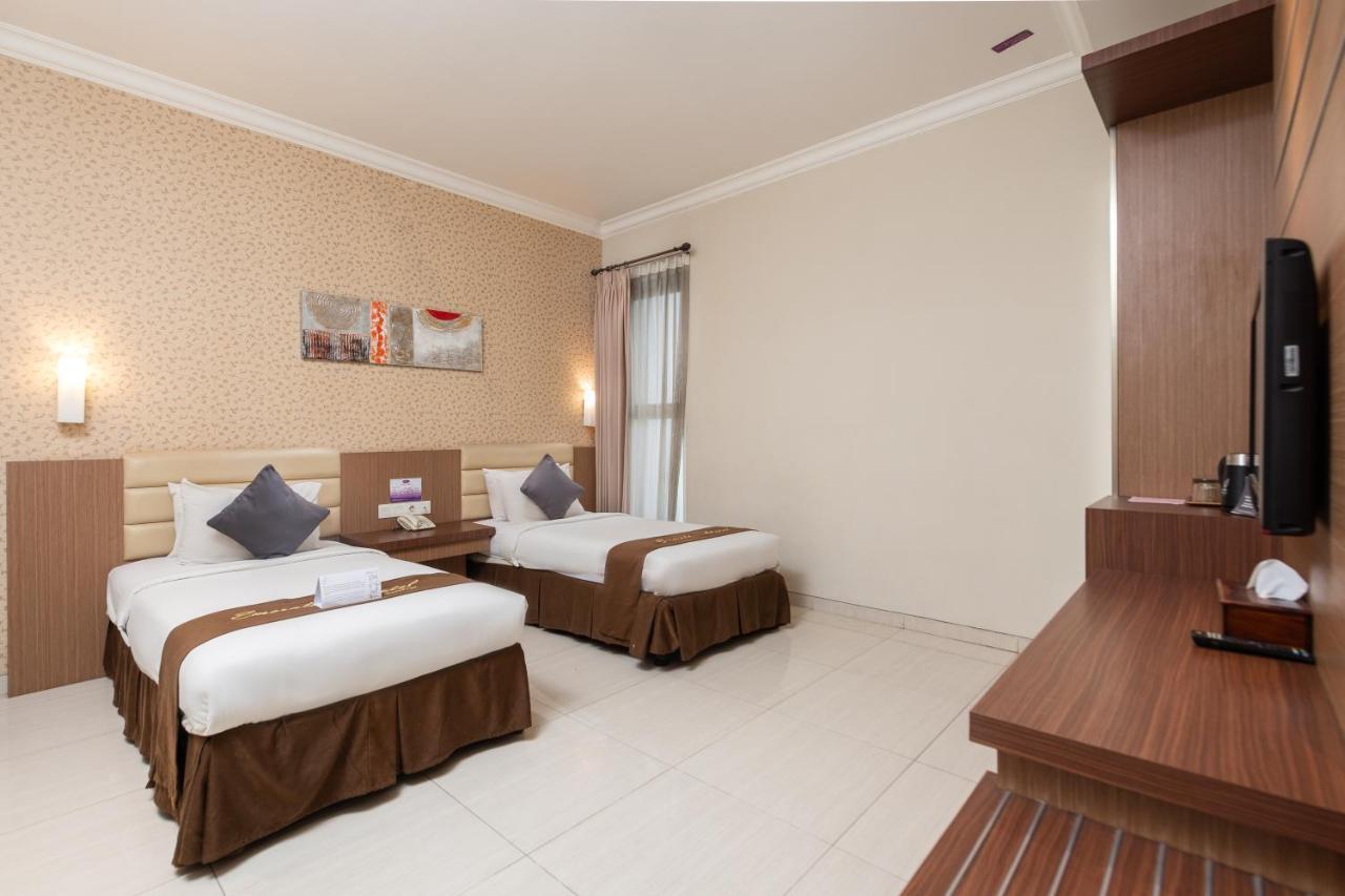 Life Emerald Hotel Сурабая Екстериор снимка