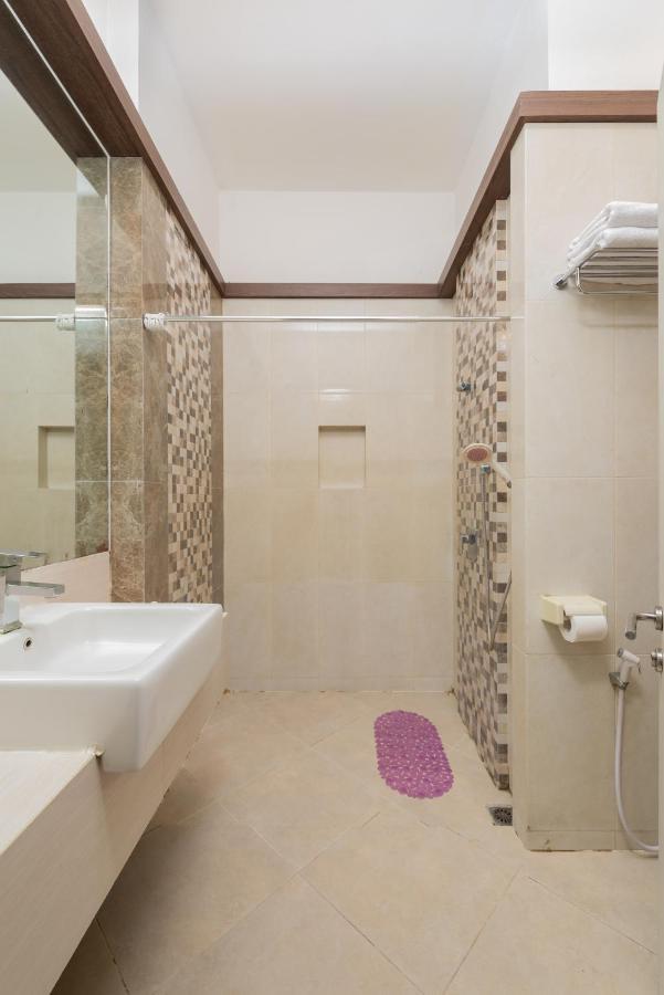 Life Emerald Hotel Сурабая Екстериор снимка