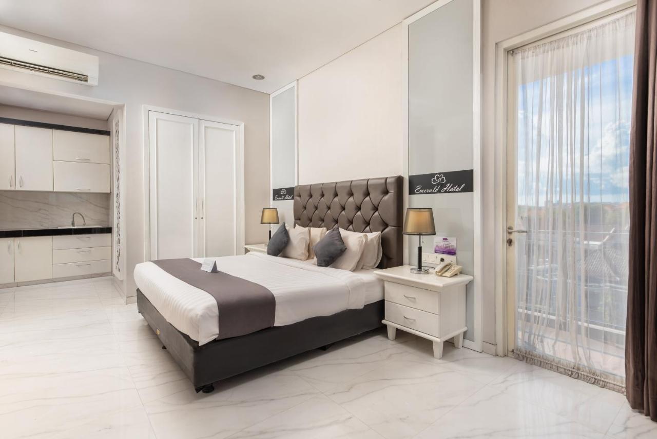 Life Emerald Hotel Сурабая Екстериор снимка