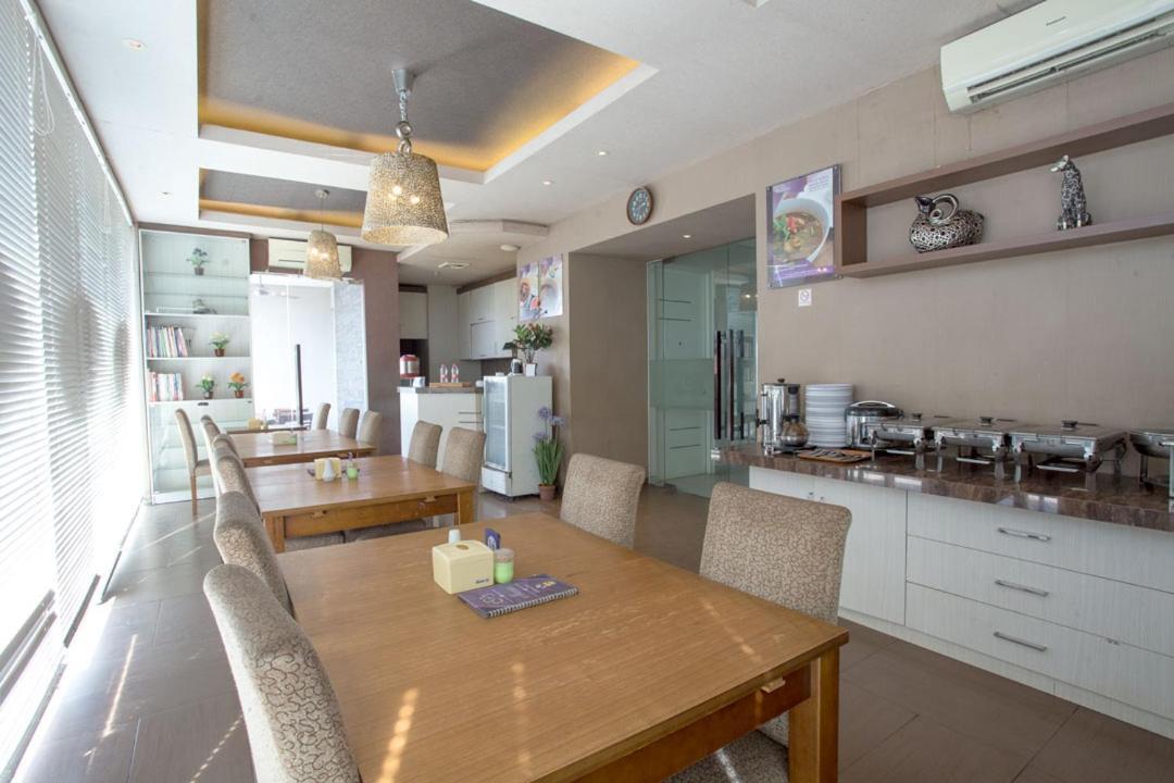 Life Emerald Hotel Сурабая Екстериор снимка