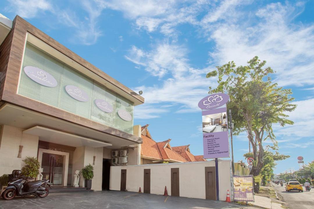 Life Emerald Hotel Сурабая Екстериор снимка