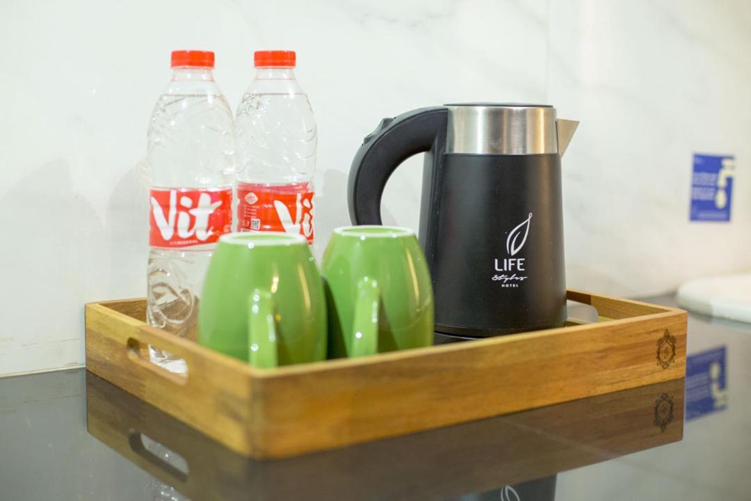 Life Emerald Hotel Сурабая Екстериор снимка