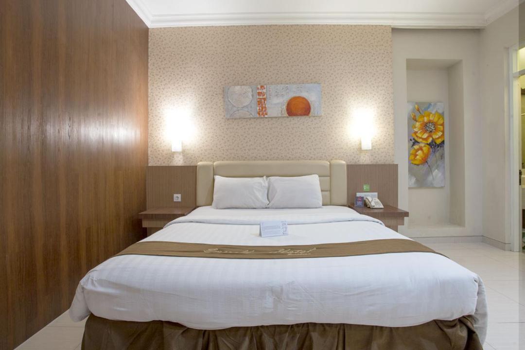 Life Emerald Hotel Сурабая Екстериор снимка