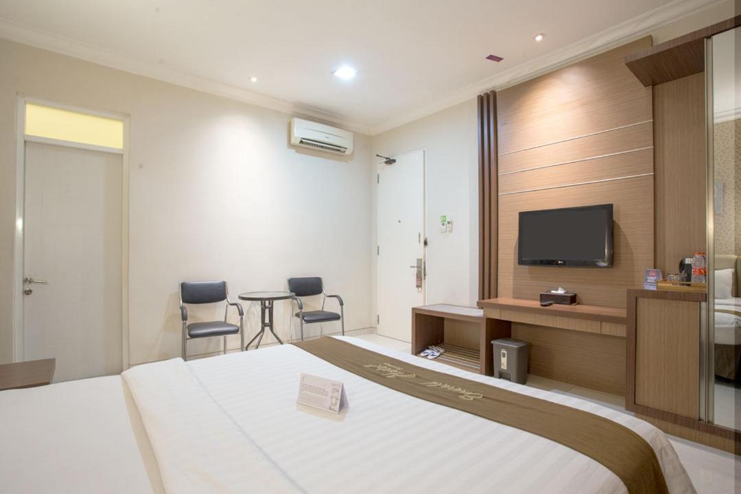 Life Emerald Hotel Сурабая Екстериор снимка