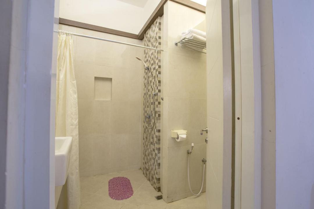 Life Emerald Hotel Сурабая Екстериор снимка