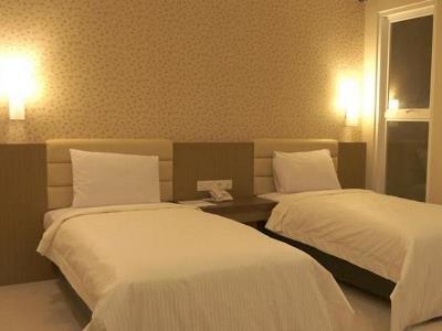 Life Emerald Hotel Сурабая Екстериор снимка