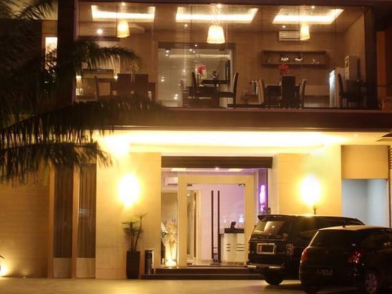 Life Emerald Hotel Сурабая Екстериор снимка