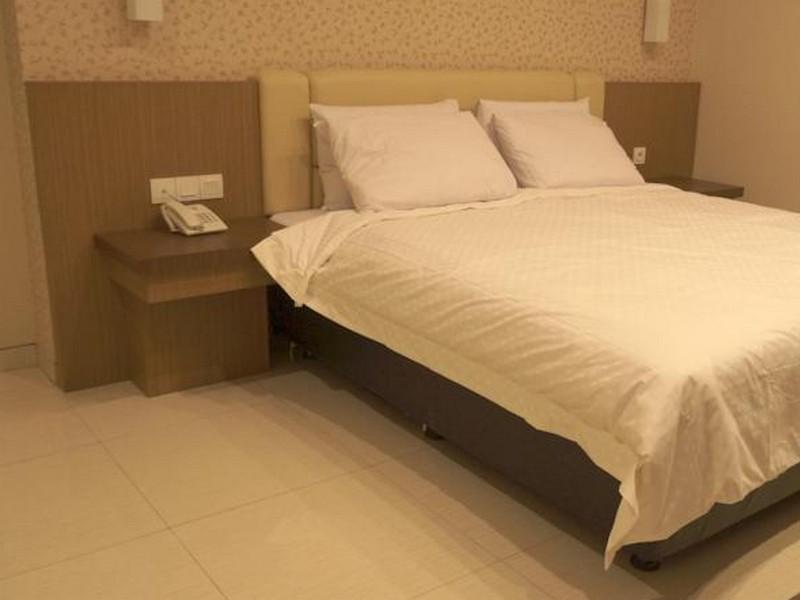 Life Emerald Hotel Сурабая Екстериор снимка