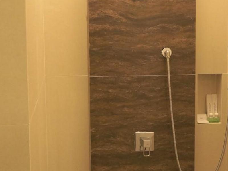 Life Emerald Hotel Сурабая Екстериор снимка