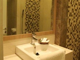 Life Emerald Hotel Сурабая Екстериор снимка